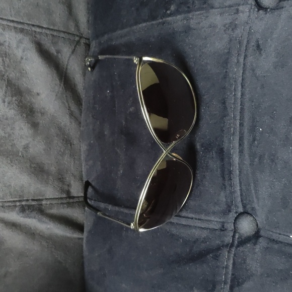 Tom Ford Gold Sunglasses with Brown Case - Picture 4 of 7